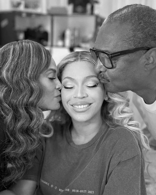 Beyoncé compartió una rara foto con sus padres, mamá Tina y papá Mathew Knowles, en las redes sociales.