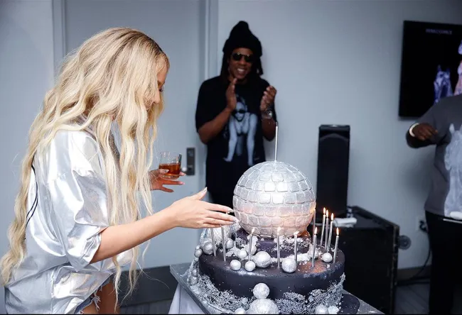 Incluso mostró a sus fans su impresionante pastel de cumpleaños, que contaba con una bola de discoteca en la parte superior al más puro estilo de la gira mundial “Renacimiento”.
