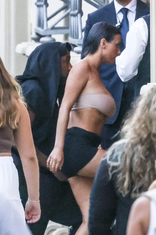 La empleada de Yeezy lució el look de pantalones cortos y bandeau para un día de compras.