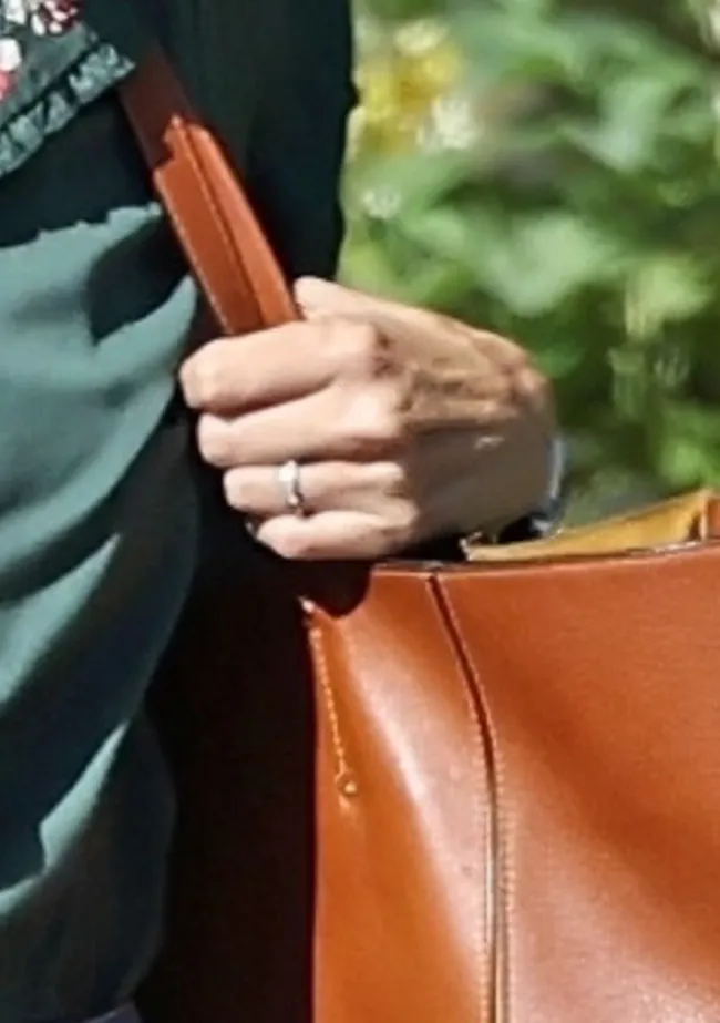 Se notaba que Phillips llevaba su anillo de bodas durante la salida del martes.