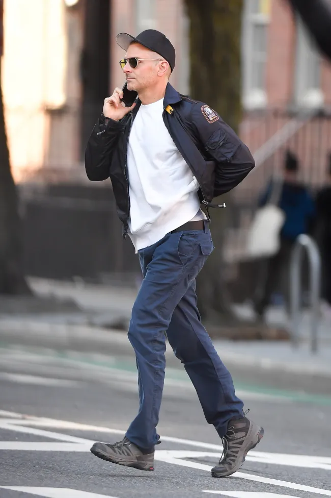 Bradley Cooper reveló un vistazo de su nuevo peinado afeitado mientras estaba de viaje en Nueva York.