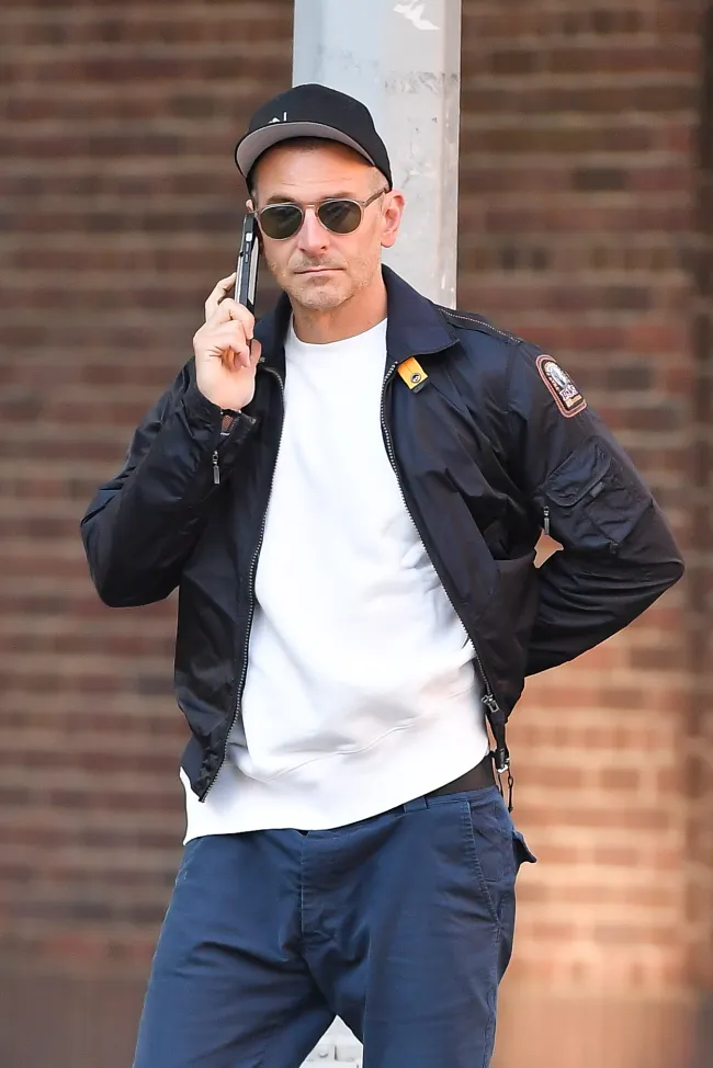 El actor llevaba un par de gafas de aviador y una chaqueta bomber con una camiseta informal.