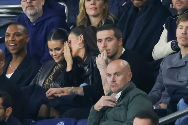 Se ve a Selena Gomez charlando con Peltz Beckham mientras Brooklyn observa el partido entre Paris Saint-Germain y Olympique de Marseille en el Parc des Princes el 24 de septiembre de 2023 en París, Francia.