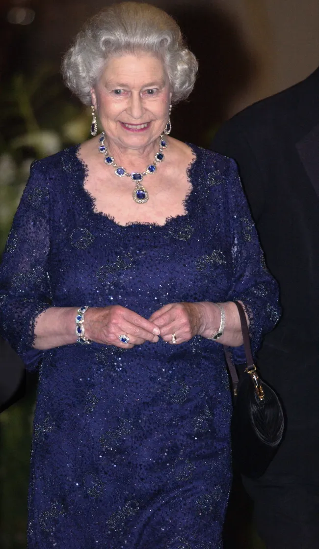La reina Isabel usaba con frecuencia joyas de zafiro y diamantes en eventos formales.