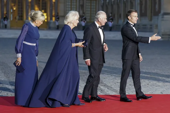 Los Macron recibieron al rey Carlos y a la reina Camilla en el banquete de estado.
