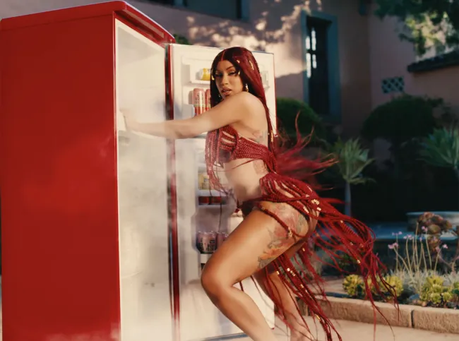 Cardi B hizo twerking dentro de un refrigerador mientras usaba un bikini con cabello en su nuevo video musical “Bongos”.