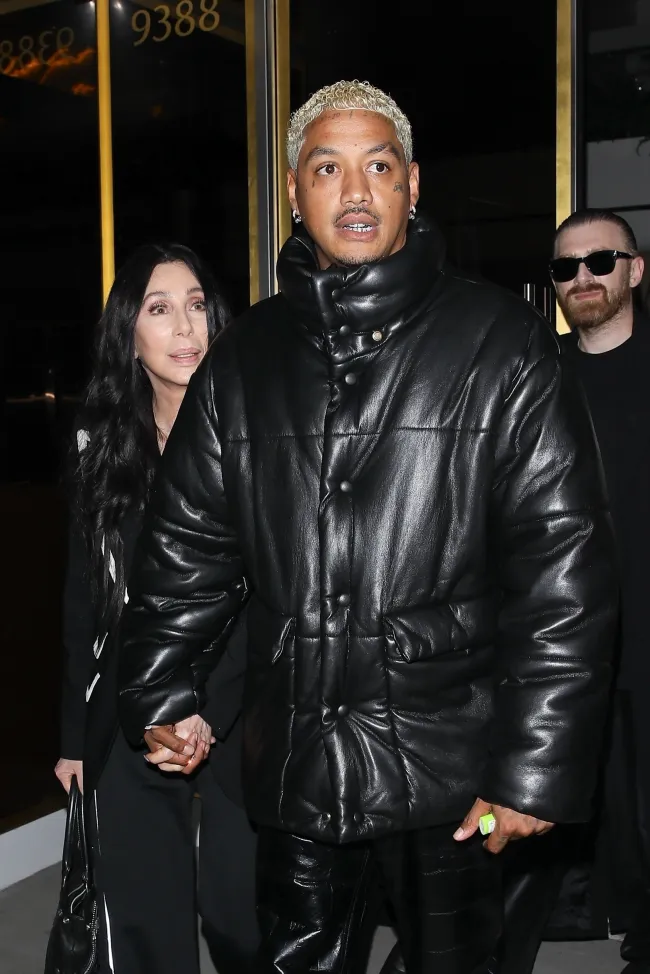 El dúo fue fotografiado tomados de la mano mientras salían del restaurante Funke en Beverly Hills el viernes.
