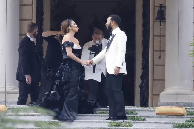 Chrissy Teigen y John Legend celebraron una década de matrimonio renovando sus votos.