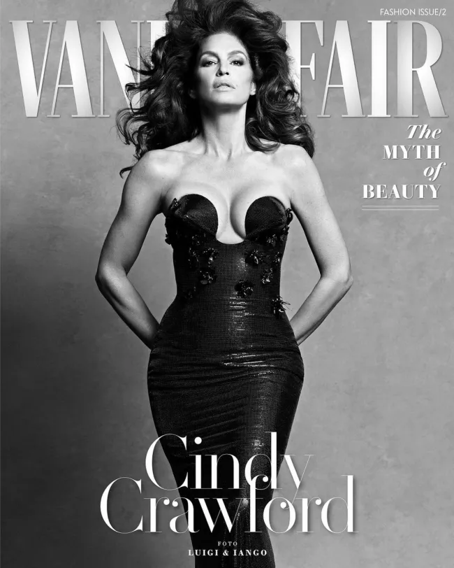 Cindy Crawford sorprendió con un sexy vestido negro de Versace en la portada de Vanity Fair.