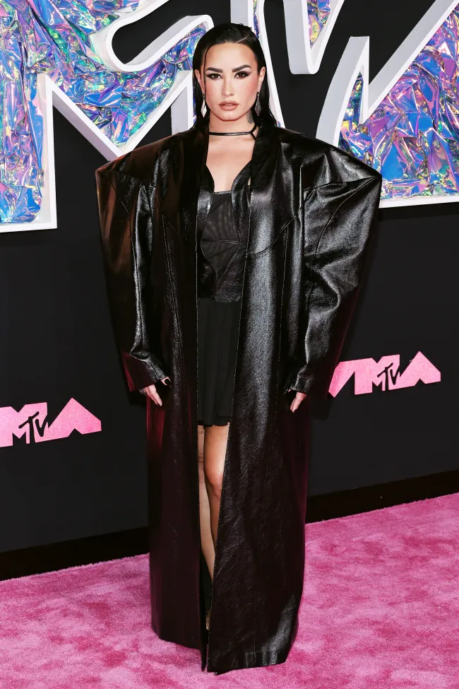 Demi Lovato llegó a la alfombra roja de los VMA de 2023 con un look de cuero completamente negro.