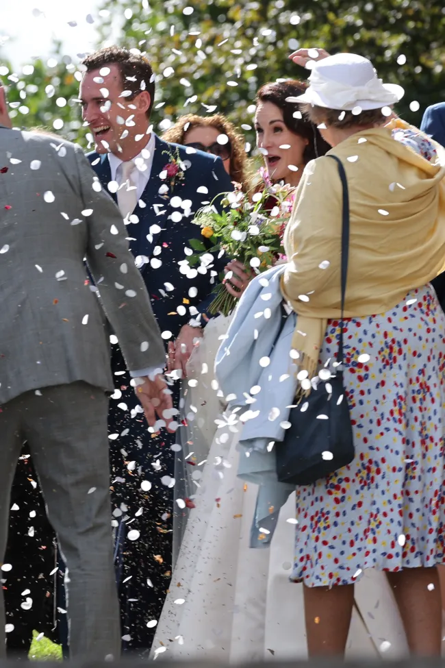 Michelle Dockery y Jasper Waller-Bridge parecían extasiados después de su boda de cuento de hadas el sábado.