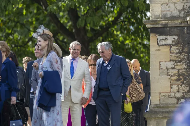 Las estrellas de “Downton Abbey”, Hugh Bonneville y Jim Carter, estuvieron entre los invitados a la boda.