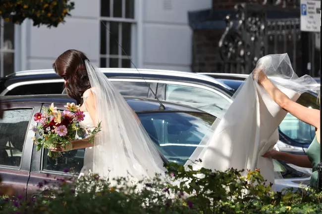La novia sorprendió con un vestido de satén blanco de Emilia Wickstead.