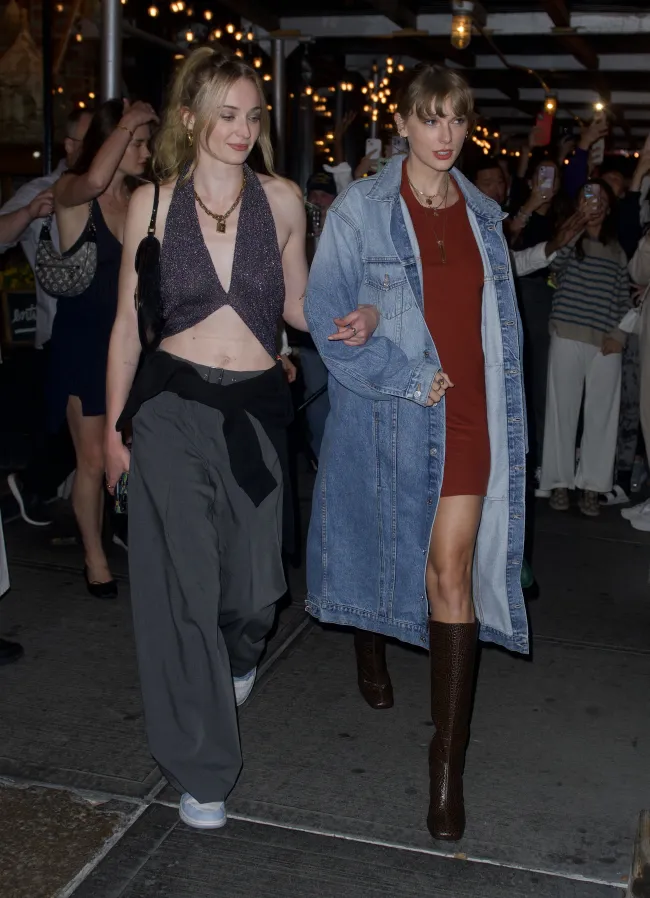 Sophie Turner y Taylor Swift llegaron juntas a la ciudad de Nueva York el martes.
