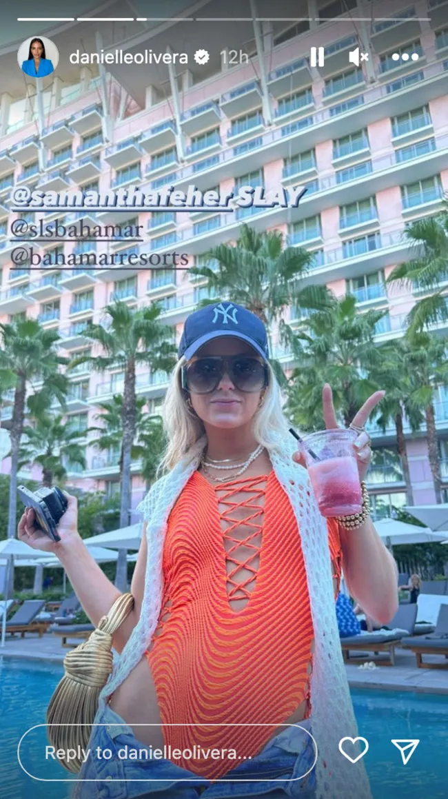 Danielle Olivera compartió una historia de Instagram de Samantha Feher tomando un cóctel junto a la piscina.