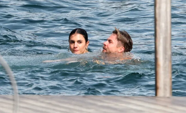 La pareja nadaba junta.