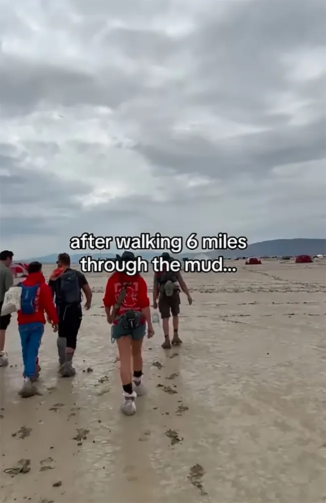 Caminaron seis millas sobre el barro antes de encontrar ayuda.