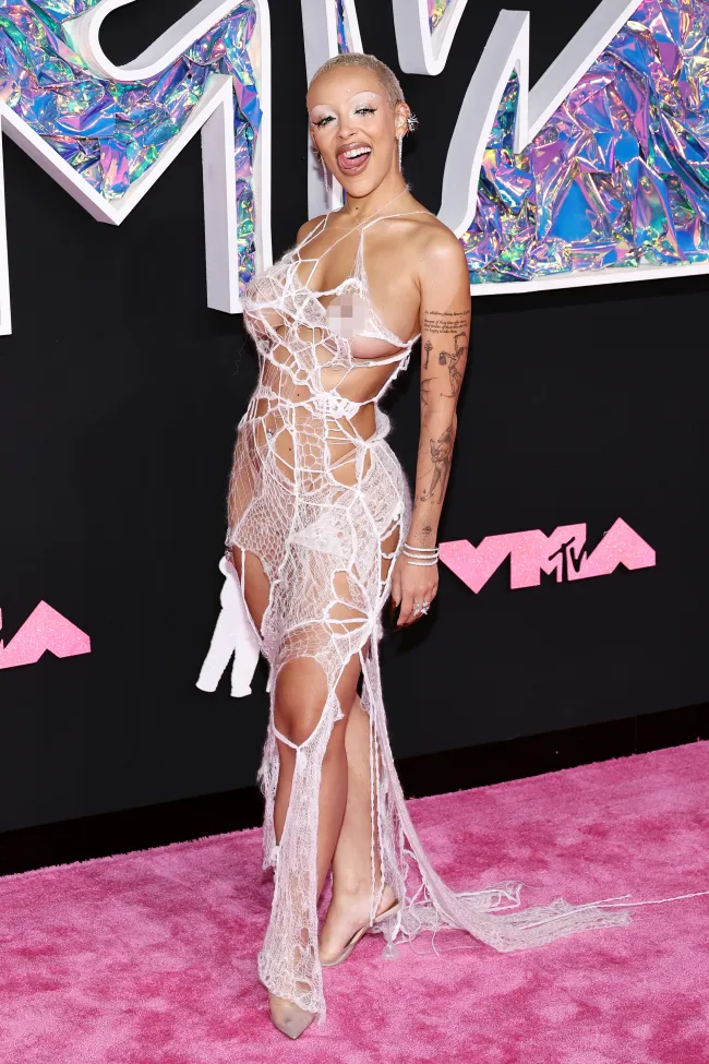Doja Cat llegó a la alfombra roja de los MTV VMA en Nueva Jersey el martes con un sensual estilo palmeado de Monse.