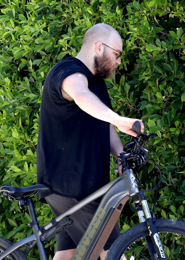 El alumno de “Two and a Half Men” fue visto con su bicicleta en Los Ángeles.