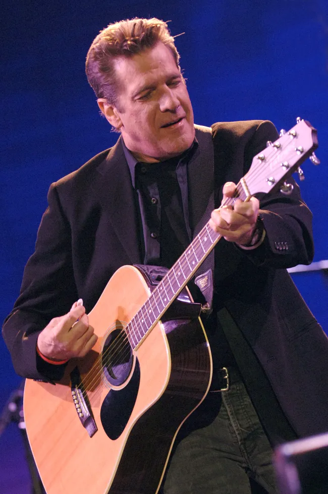 Deacon reemplazó a su padre, Glenn Frey (visto aquí), después de la muerte del miembro fundador de la banda.
