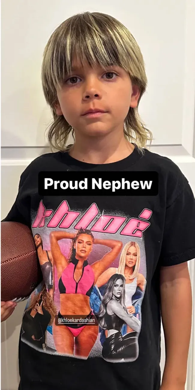 El hijo menor de Kourtney Kardashian, Reign Disick, mostró una camiseta en honor a su tía durante el fin de semana.