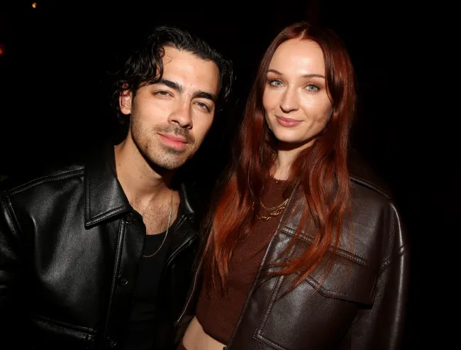 Joe Jonas y Sophie Turner tienen un patrimonio neto enorme gracias a sus exitosas carreras en la industria del entretenimiento.