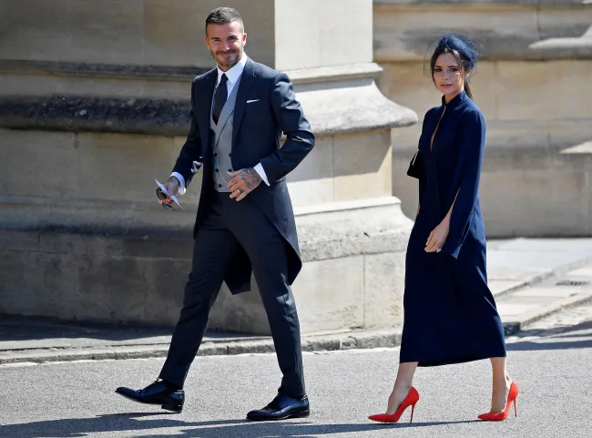 Sin embargo, el mes pasado, fuentes compartieron que la realeza acusó a los Beckham, vistos aquí en la boda de los Sussex en 2018, de filtrar historias sobre la pareja a la prensa.