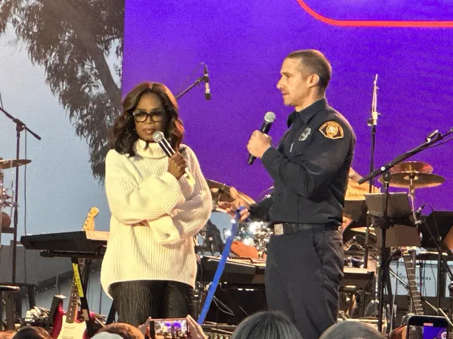 Oprah Winfrey también estuvo presente para entregar un premio al socorrista.