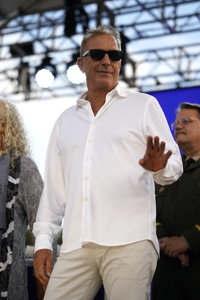 Costner iba a ser el anfitrión del evento con su ex esposa Christine Baumgartner.