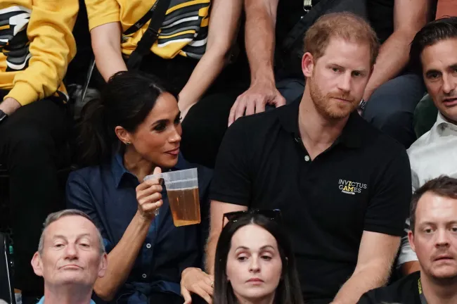 El príncipe Harry y Meghan Markle fueron vistos bebiendo más cerveza el viernes.