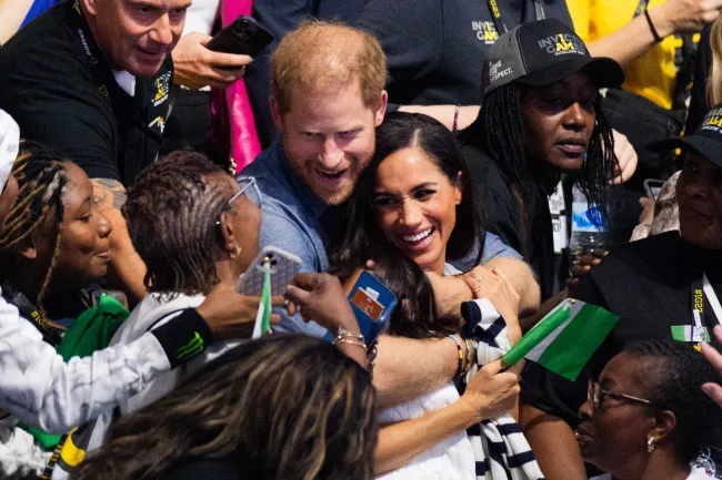 El príncipe Harry abrazó dulcemente a Meghan Markle durante el sexto día de los Juegos Invictus el jueves.