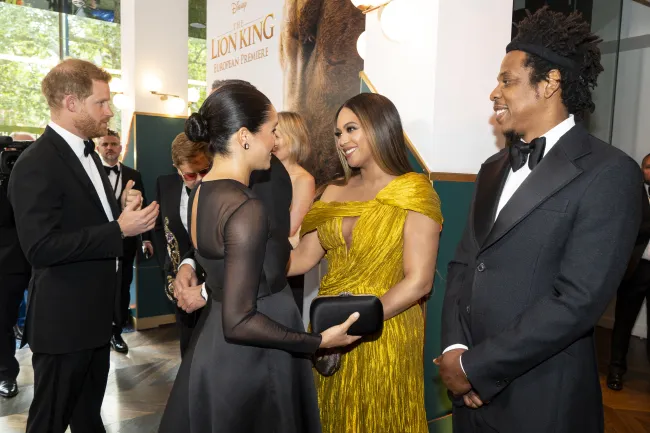 Beyoncé interactuó por primera vez con Markle y Harry con su esposo, Jay-Z, en el estreno en Londres de “El Rey León” en 2019.