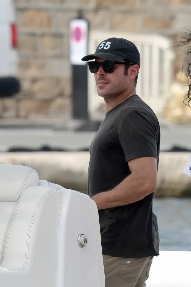 El guapo actor mostró su cuerpo musculoso a principios de este verano mientras estaba de vacaciones en St. Tropez.