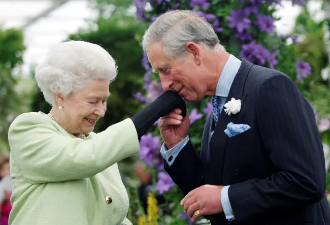 El rey Carlos ha rendido un conmovedor homenaje a su difunta madre, la reina Isabel II, en el primer aniversario de su muerte.