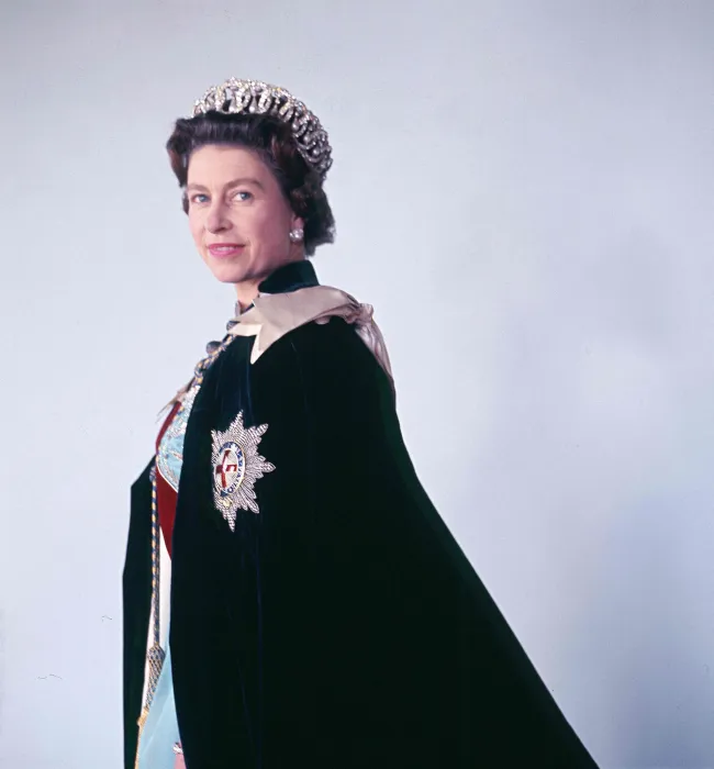 La imagen del homenaje muestra a la difunta Reina a los 42 años vestida con su túnica de liga y la tiara de la Gran Duquesa Vladimir.