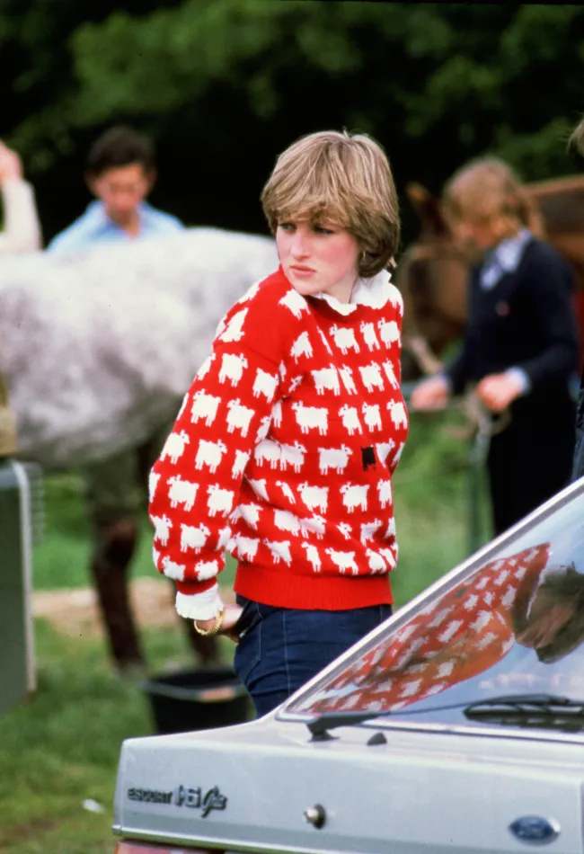 El icónico suéter de oveja negra de la princesa Diana se vendió por más de 1 millón de dólares en una subasta de Sotheby's el jueves.