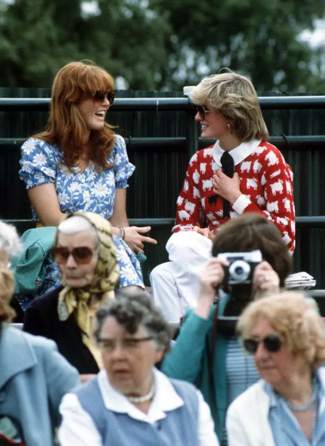 Diana usó su suéter durante una salida de polo en 1983 con Sarah, la duquesa de York.