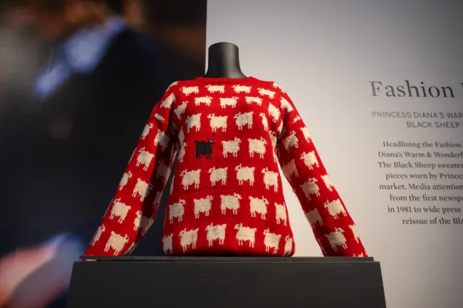 El suéter estuvo en exhibición en Sotheby's en Nueva York antes de venderse por más de un millón de dólares esta semana.