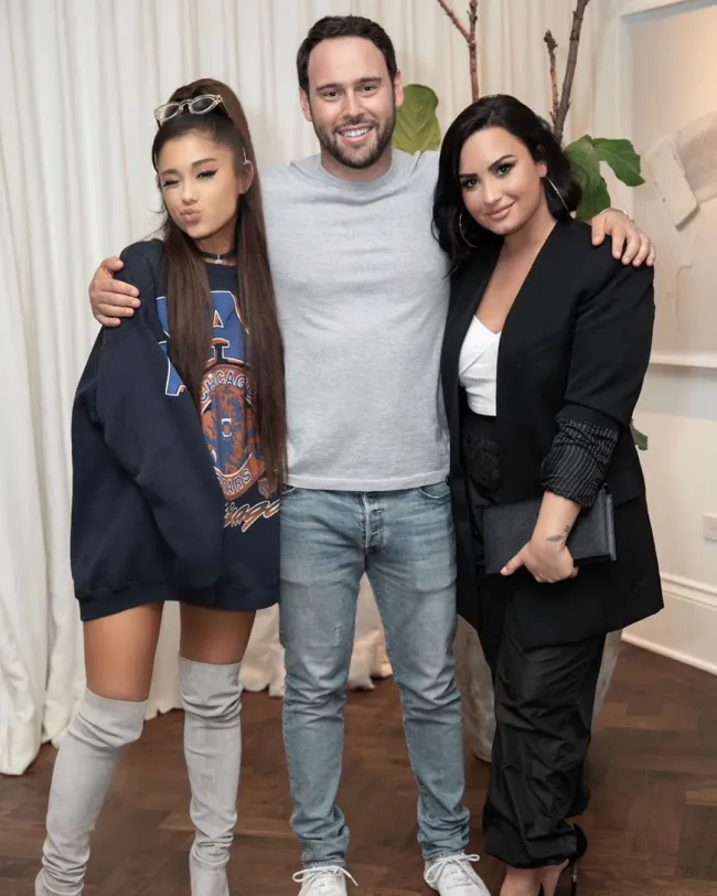 Braun con Ariana Grande y su excliente Demi Lovato.