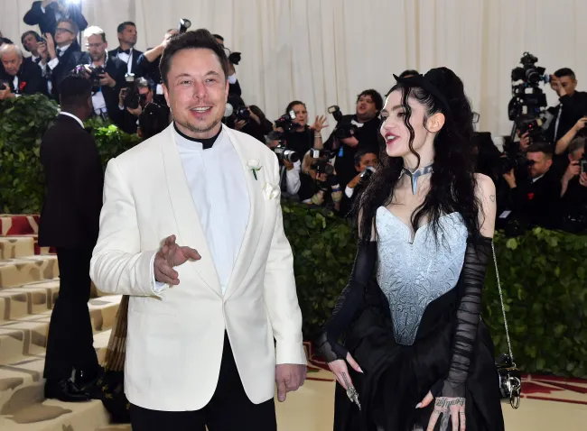 Elon Musk y Grimes dieron la bienvenida en secreto a un tercer hijo.