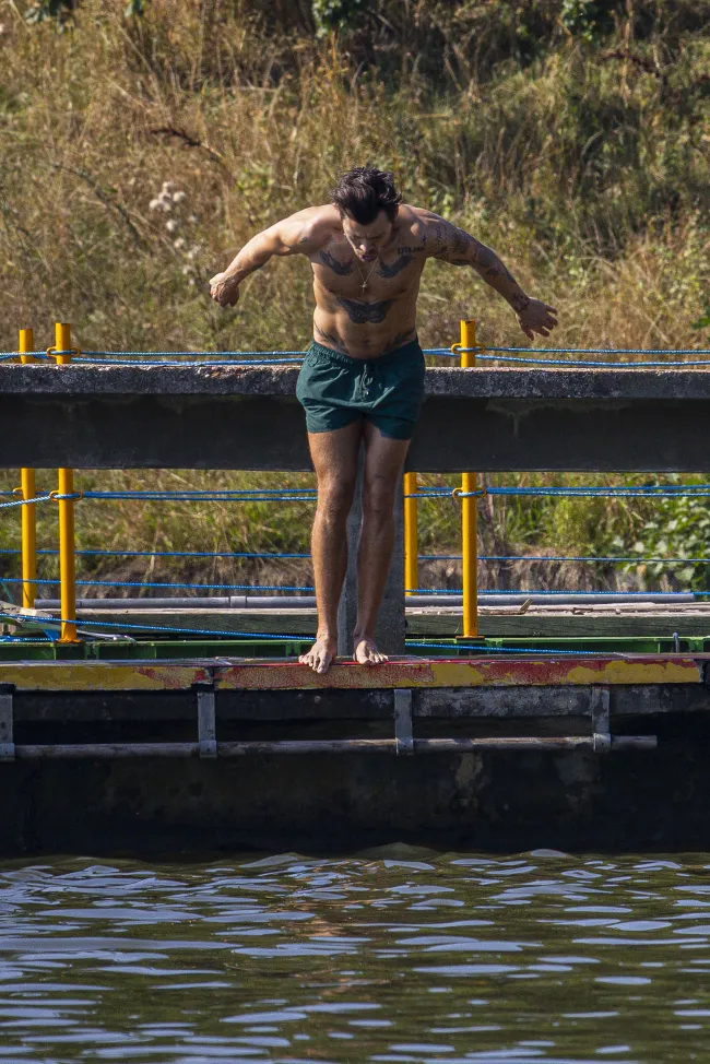 Styles se sumergió en un estanque para bañarse en el próspero barrio de Hampstead.