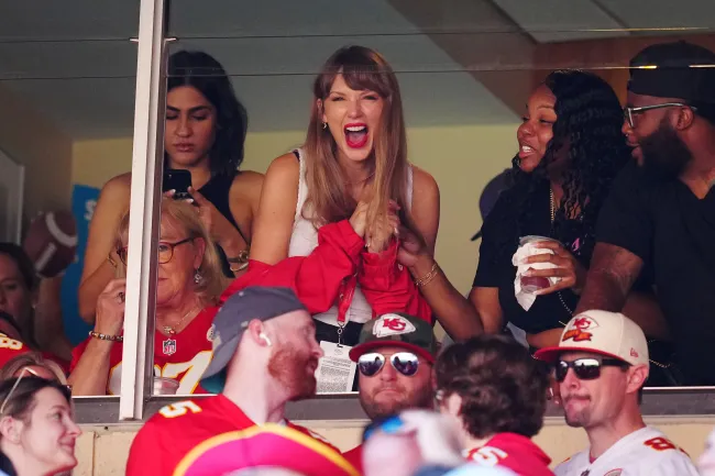 Kelce y Taylor Swift provocaron rumores de romance en septiembre de 2023, antes de que el cantante apareciera en su juego el 24 de septiembre.