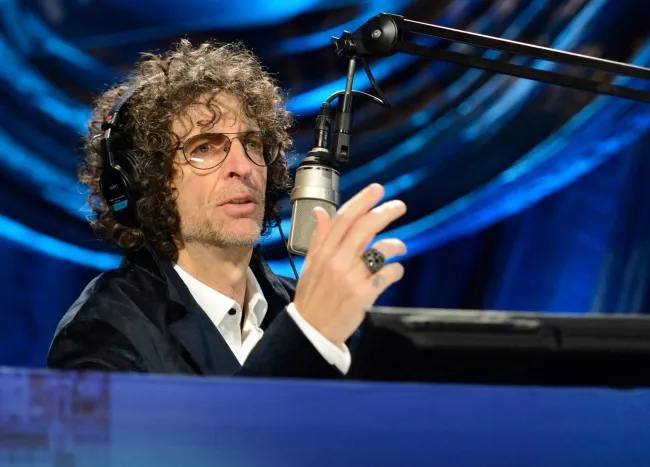 Howard Stern cortó lazos con su viejo amigo Bill Maher luego de la indagación del comediante sobre el matrimonio del locutor de radio.