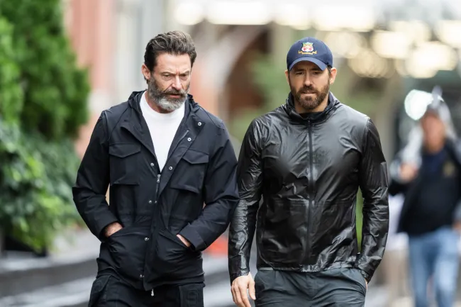 Hugh Jackman fue visto dando un paseo bajo la lluvia con su viejo amigo Ryan Reynolds en la ciudad de Nueva York el domingo.