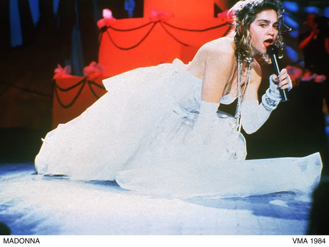 Madonna actuó con el vestido icónico en la primera entrega de premios MTV.