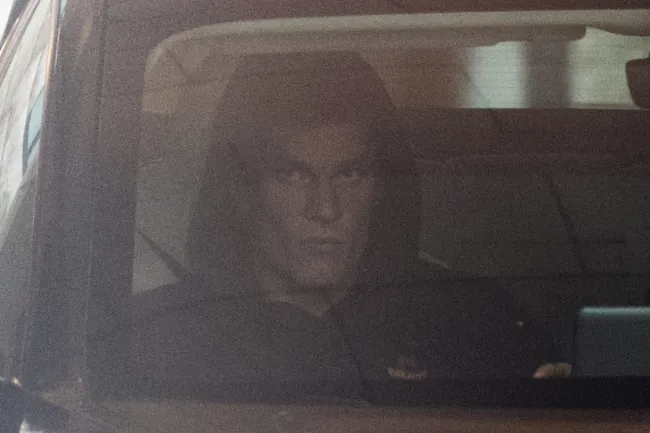 La ex estrella del fútbol llevaba puesta su capucha negra mientras estaba en el vehículo.