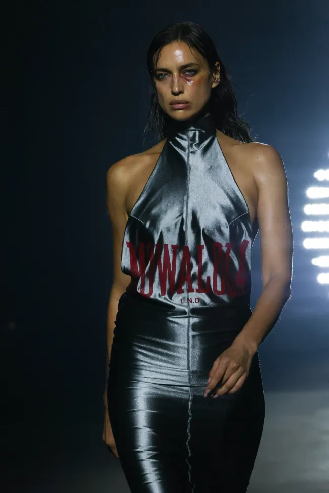 Los looks de Irina Shayk durante la Semana de la Moda de Londres incluyeron un atrevido ojo morado.
