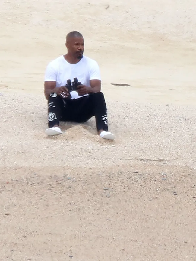 Después de instalarse, Foxx tomó un par de binoculares para disfrutar de las vistas desde la playa.