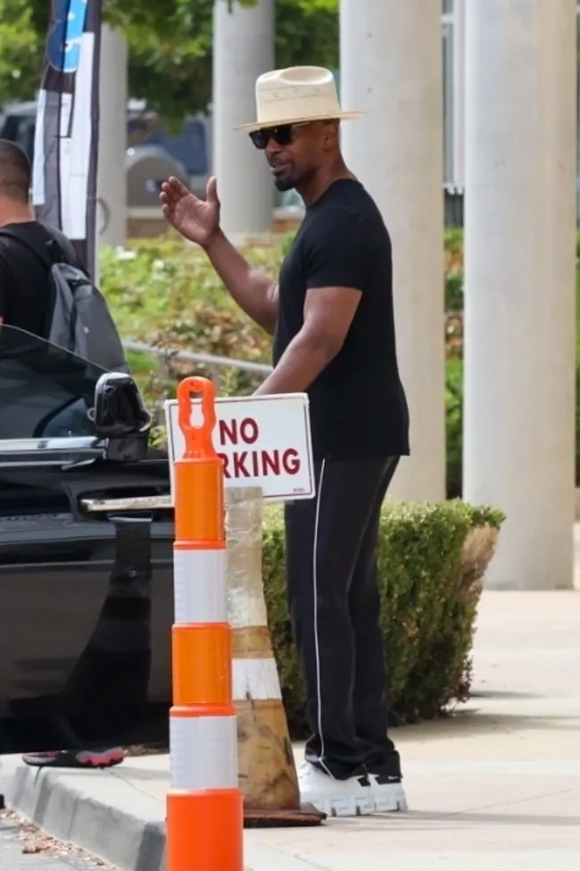 Foxx sonrió y saludó con la mano mientras el vehículo de Huckstepp se alejaba.