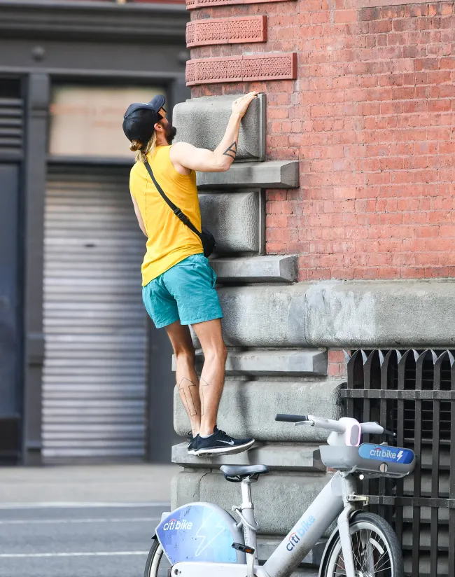 Jared Leto se tomó un descanso de su paseo en bicicleta para escalar un edificio en la ciudad de Nueva York el domingo.